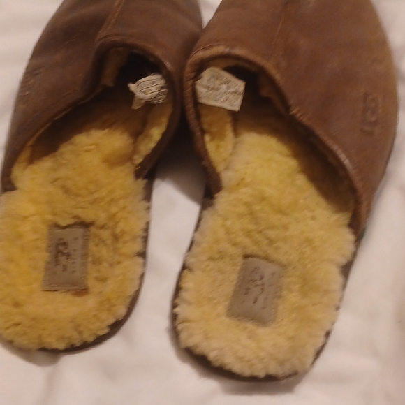 UGG Brown Slippers with Soft Leather and Slip-On Design - Picture 3 of 7